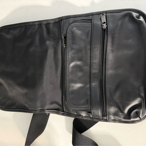 Tumi leather shoulder/crossbody bag unisex, - Picture 2 of 6